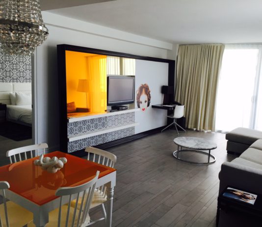 Lufthansa Prämienmeilen im Schlaf bekommen: 7.000 Meilen in einer Nacht Hotel Mondrian Miami South Beach Suite Wohnzimmer