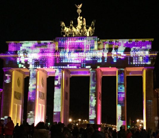 Business Class Upgrades gewinnen: Festival of Lights von PartnerPlusBenefit Festival of Light Berlin Brandenburger Tor 2016