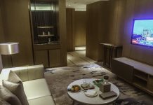 Wyndham Grand Royal Palace Xiamen – HotelCheck Wohnbereich der Deluxe Suite im Wyndham Grand Royal Palace Xiamen