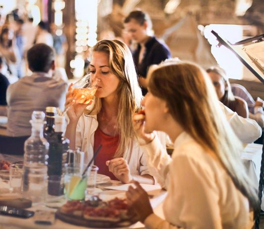 Cashback und Punkte im Restaurant Cashback, Punkte und Meilen im Restaurant sammeln. Photo by bruce mars from Pexels