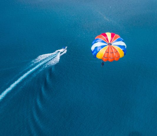 4000 Meilen für einen Fallschirmsprung 4000 Meilen für ein Fallschirmsprung. Photo by Ishan @seefromthesky on Unsplash