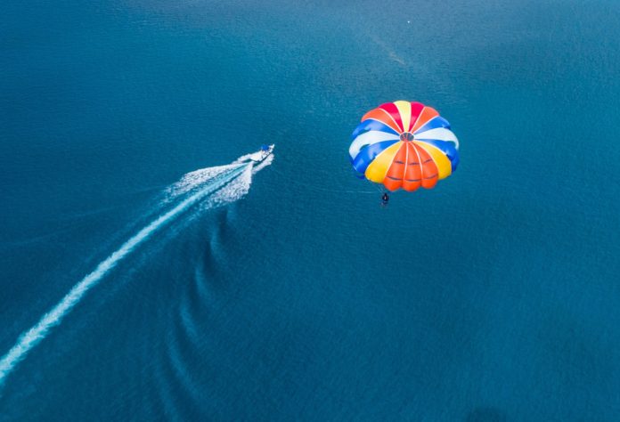 4000 Meilen für ein Fallschirmsprung. Photo by Ishan @seefromthesky on Unsplash