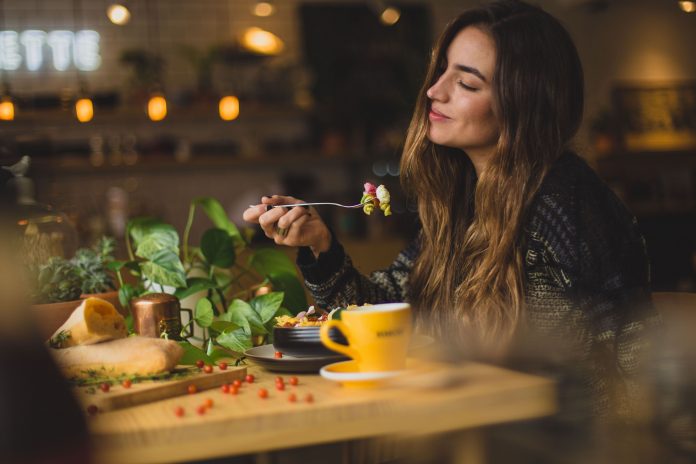 Cashback für die Tischreservierung im Restaurant. Photo by Pablo Merchán Montes on Unsplash
