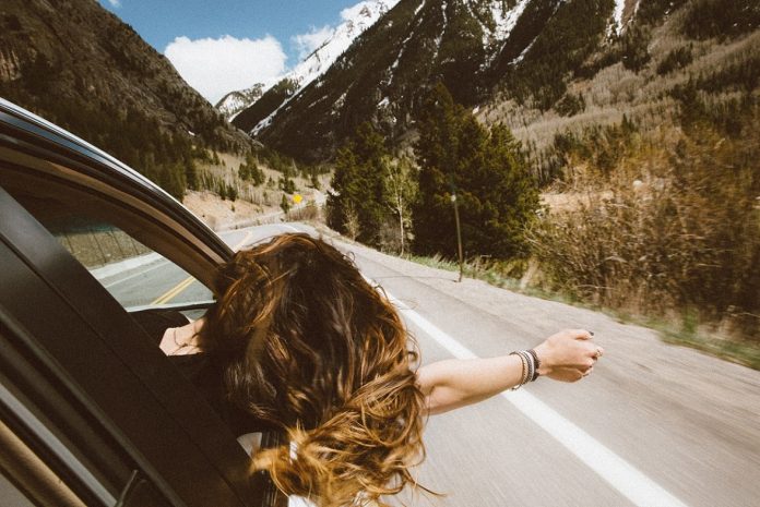 2.000 Meilen für einen Mietwagen. Photo by averie woodard on Unsplash