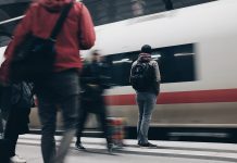 Preisvergleich mit Kiwi.com – günstiger mit Bus, Bahn oder Flugzeug reisen + 12€ Rabatt Preisvergleich mit Kiwi.com. Photo by Mike Kotsch on Unsplash