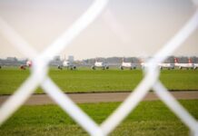 Reiseverbot: Kommt es auch für Deutschland? Reiseverbot für Deutschland Flugzeuge am Boden