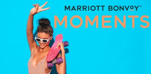 Marriott Bonvoy Moments: Einzigartige Erlebnisse Fröhliche Frau mit Skateboard in der Hand in einer Event von Marrior Bonvoy Moments